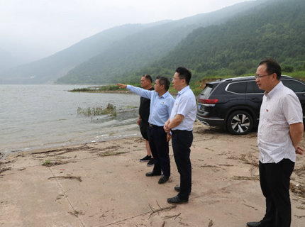 徐磊在皂市電站現(xiàn)場(chǎng)帶班督導(dǎo)防汛工作